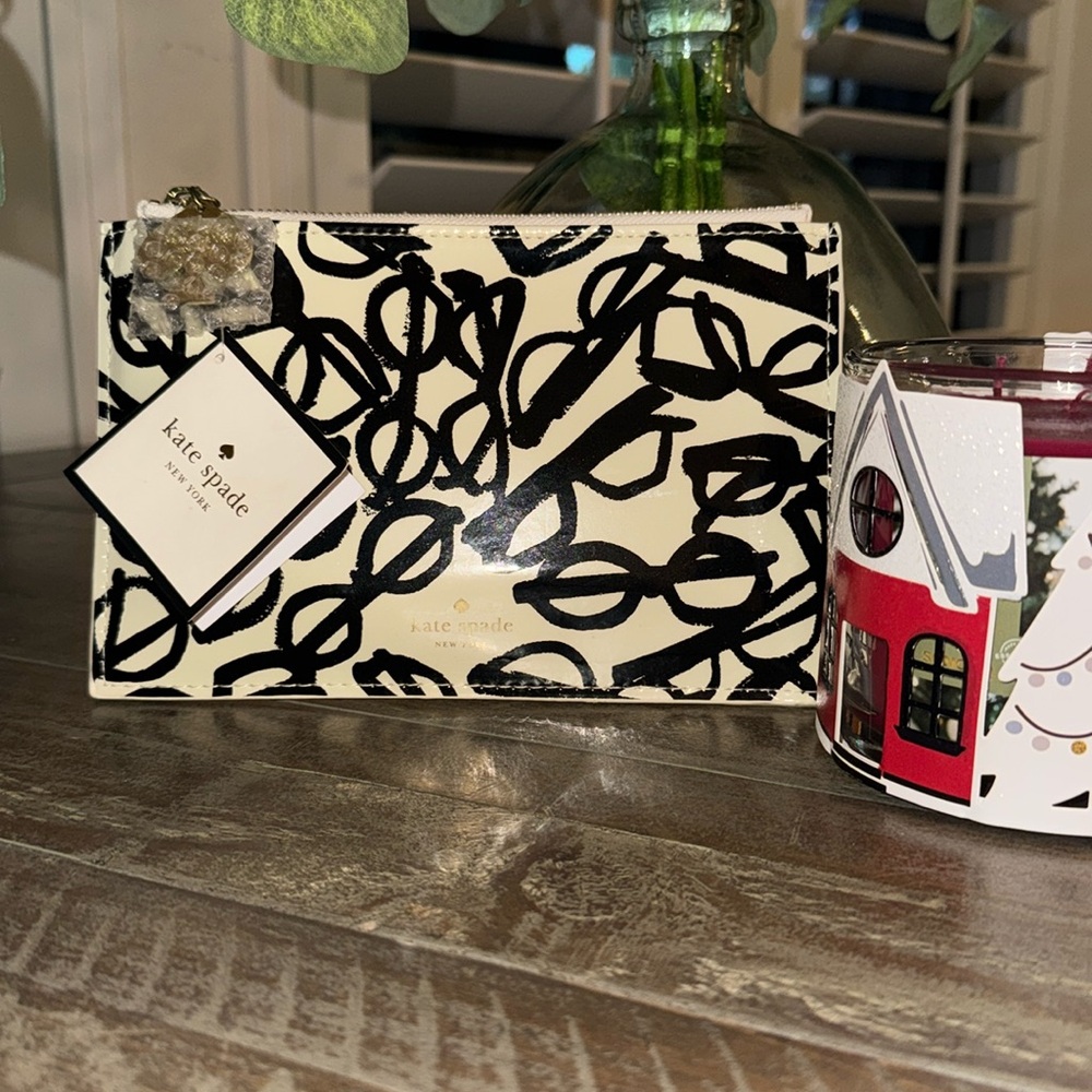 🎁🎄NWT, Kate Spade pencil pouch/ stationery set.